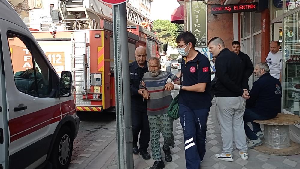 Yangında bayılan adamı esnaf kurtardı