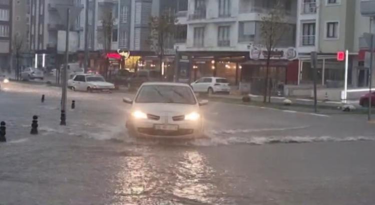 Yarım saatlik sağanak su baskınlarına neden oldu