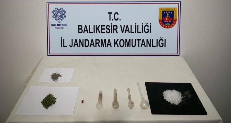 Evde uyuşturucu imal eden 3 kişi yakalandı