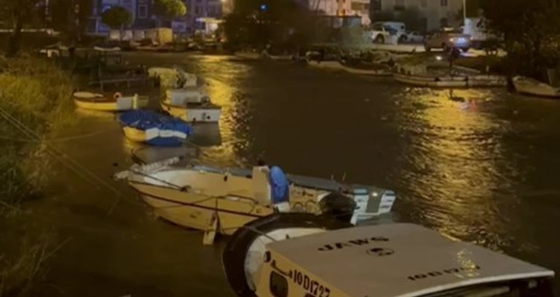 Debi yükseldi tekneler açık denize sürüklendi