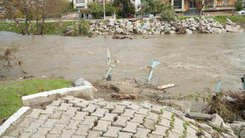 Yağışa dayanamadı asma köprü çöktü