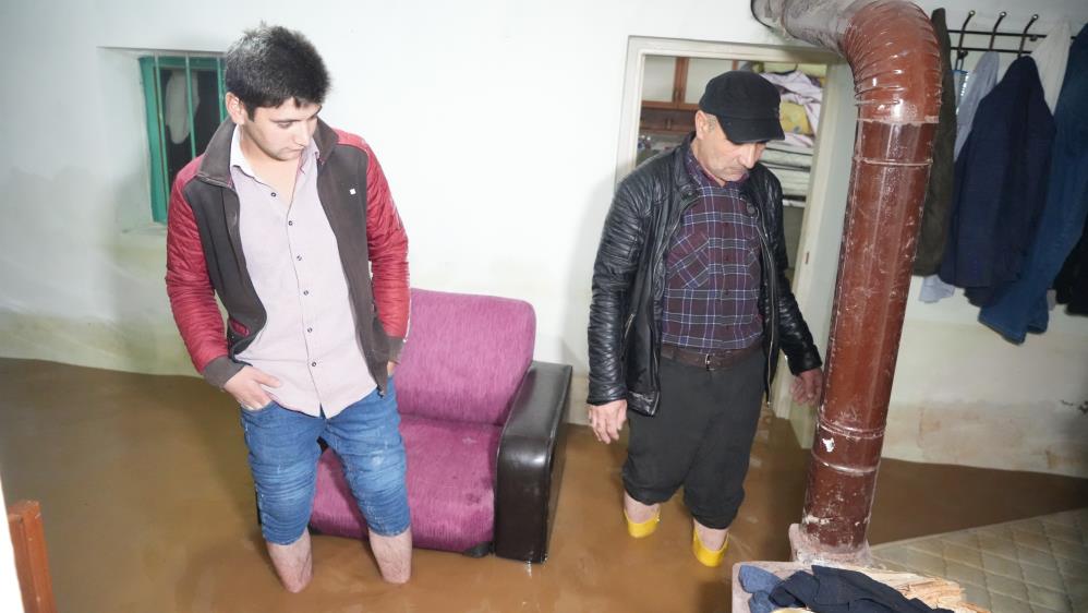 Onlarca ev ve iş yerini su bastı