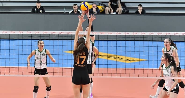 Altınolukspor ilk iki seti aldığı maçta Vakıfbank’a yenildi