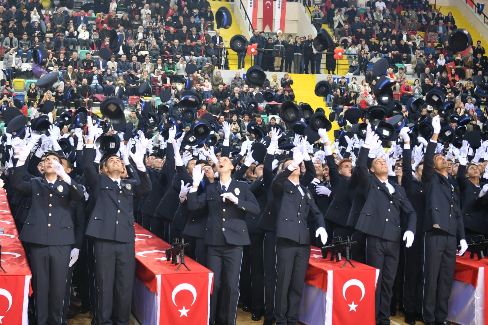 Polis Adaylarının Mezuniyet Sevinci