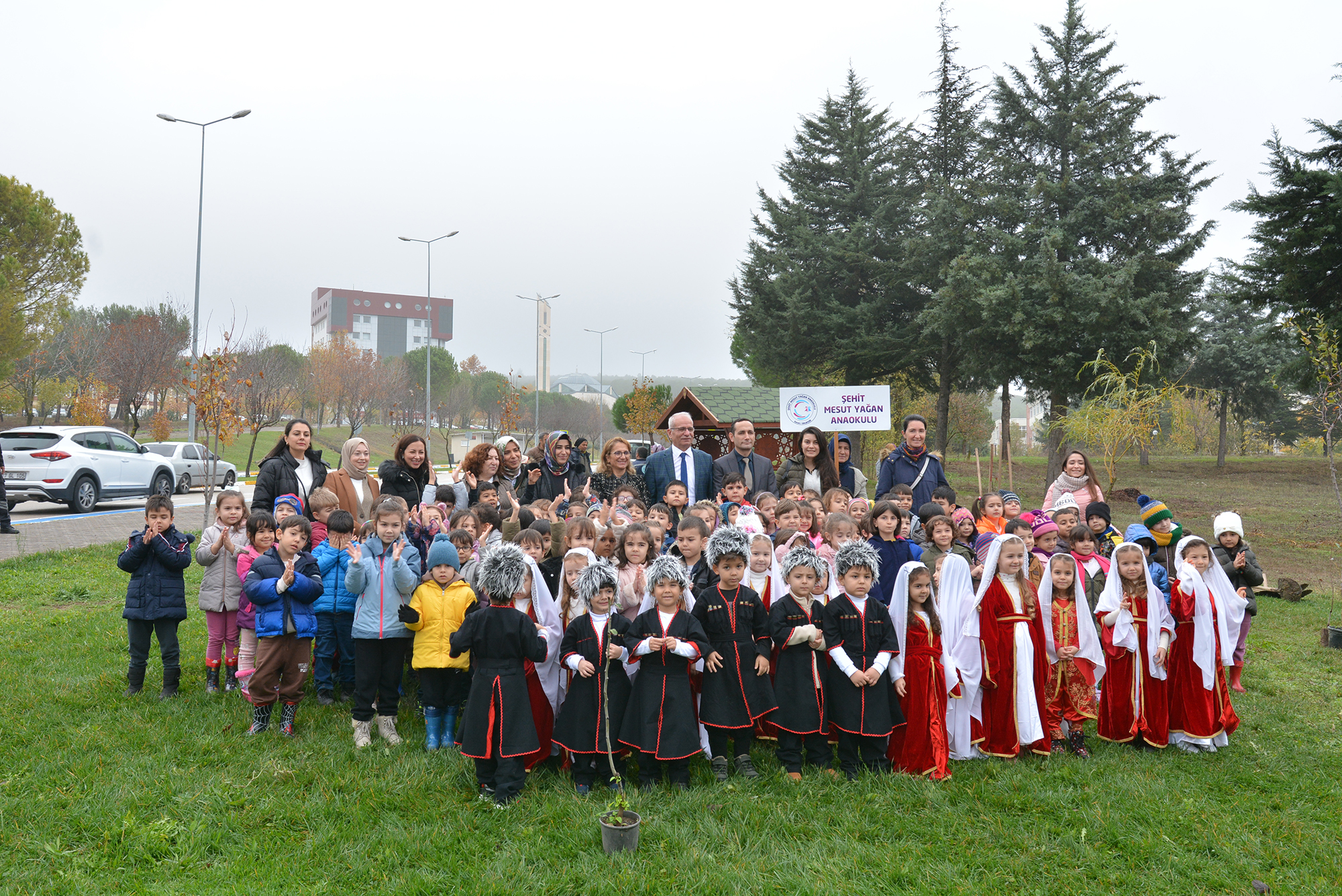 Anaokulu öğrencileri fidan dikti