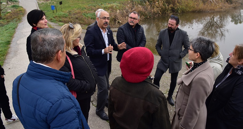 Botanik bahçesinde incelemelerde bulundular