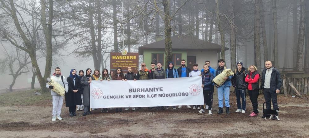 Kazdağları’ndaki yaban hayvanlarına yem bıraktılar