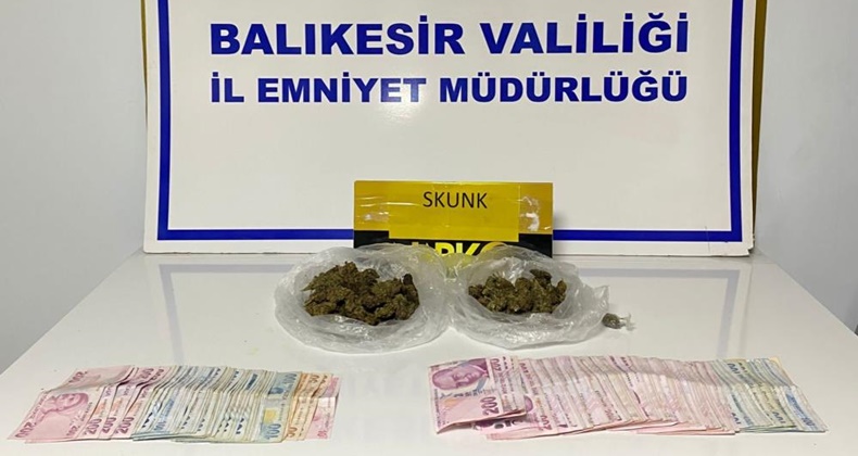 Uyuşturucuyu otomobilin havalandırmasına saklamışlar