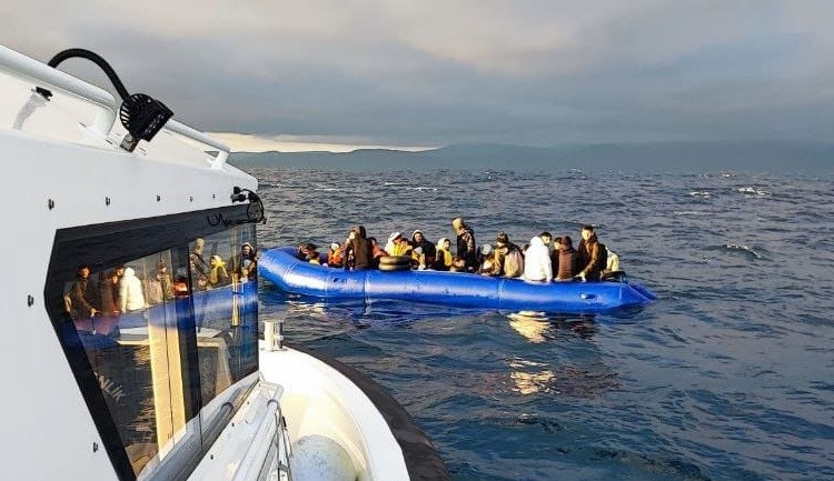 AYVALIK'TA 43 GÖÇMEN KURTARILDI, 48 GÖÇMEN YAKALANDI