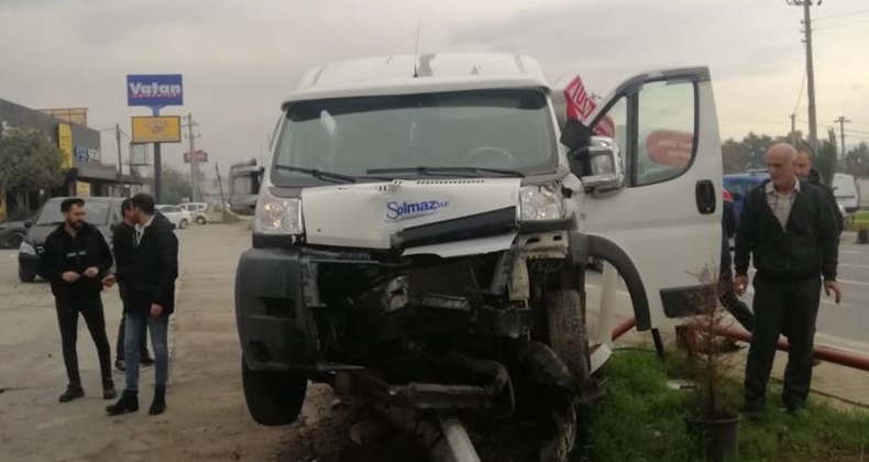 Otomobil ile servis minibüsü çarpıştı: 6 yaralı