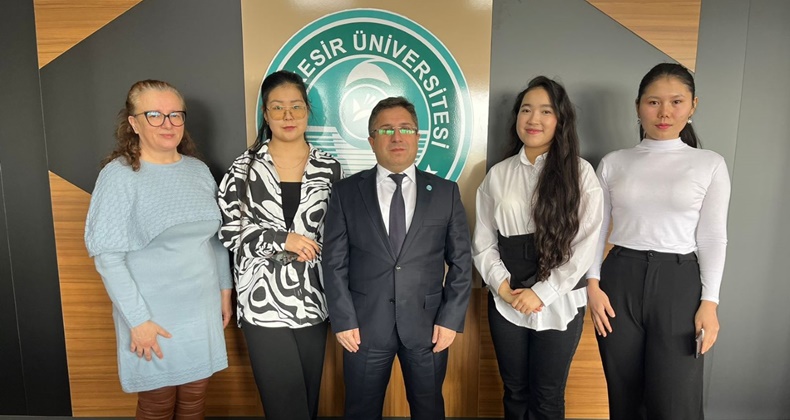 Kazakistanlı Öğrencilerden Rektör Yücel Oğurlu’ya Ziyaret