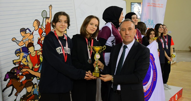 Birincilik için mücadeleye devam ediyorlar