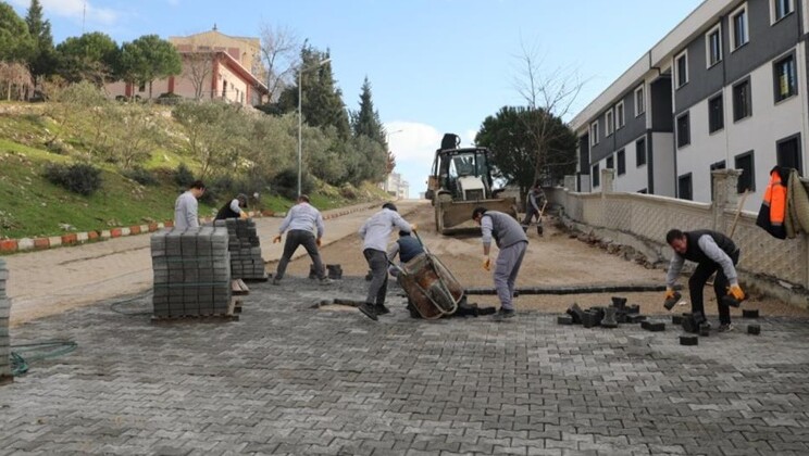 Edremit Belediyesi bozulan yolları onarıyor