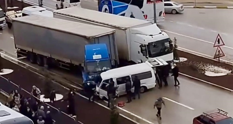 Minibüs ile tır çarpıştı: 1 ölü, 2 yaralı