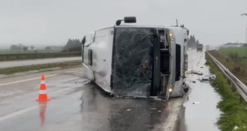 Servis minibüsü devrildi: 2 yaralı