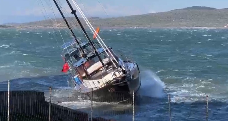 AYVALIK'TA FIRTINA HAYATI FELÇ ETTİ MİLYON DOLARLIK GULET KIYIYA OTURDU, ÇARDAKLAR DEVRİLDİ
