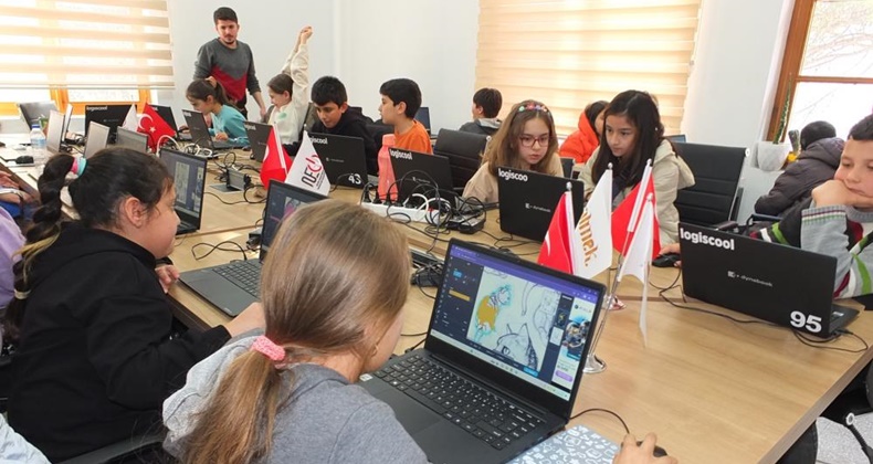 Öğrenciler tatilde kodlama eğitimine katıldı