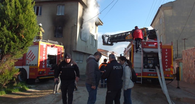 Madde bağımlısı genç oturduğu evi ateşe verdi