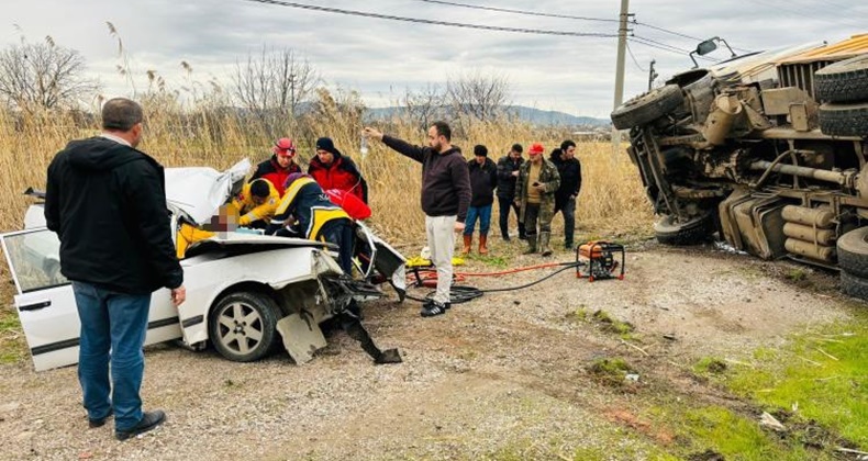 Üç araç kaza yaptı: Kamyon şoförü hayatını kaybetti