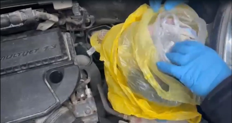 Otomobilin kaputundan 1 kilo uyuşturucu çıktı