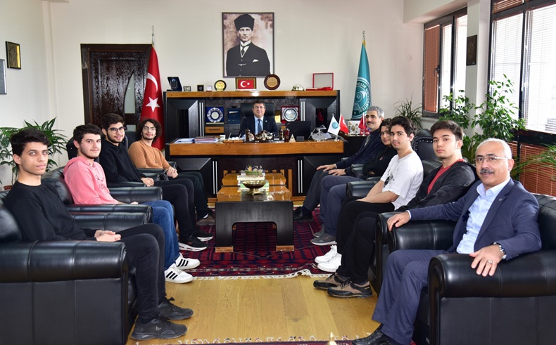 Oyun Geliştirme Takımı Rektör Yücel Oğurlu’yu ziyaret etti