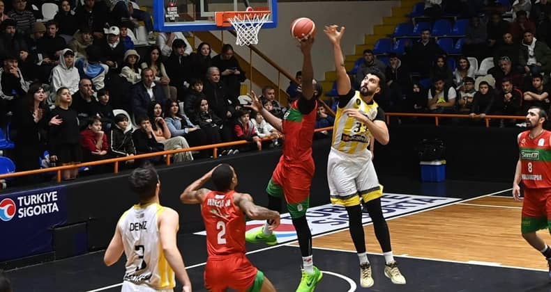 Balıkesir Büyükşehir Belediyespor Semt77 Yalovaspor'a boyun eğdi