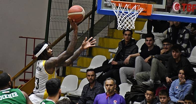 Balıkesir Büyükşehir Belediyespor lideri konuk ediyor