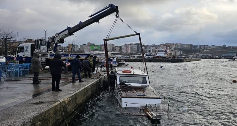 Bandırma’da batan tekne vinç yardımıyla çıkarıldı