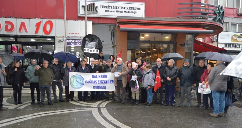 Emekliler TÜİK kapısına siyah çelenk bıraktı