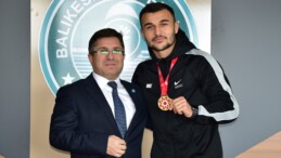 Serdar Şayık Türkiye Kick Boks Şampiyonası Zaferini Rektörle Paylaştı