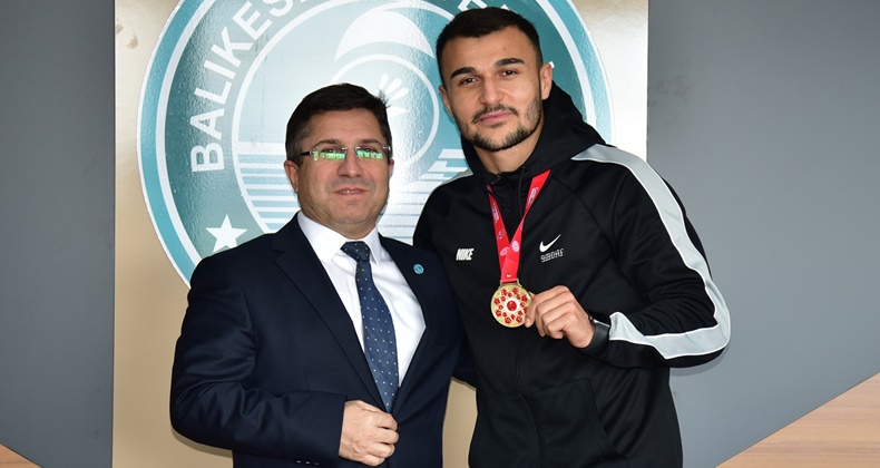 Serdar Şayık Türkiye Kick Boks Şampiyonası Zaferini Rektörle Paylaştı