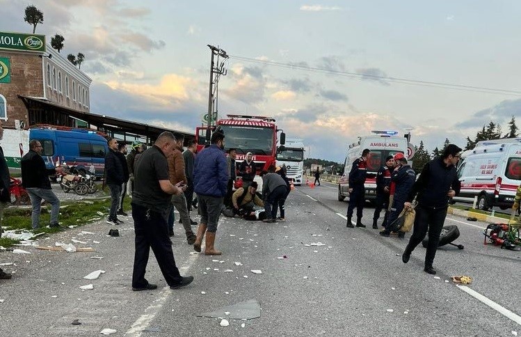 MERMER YÜKLÜ TIR, İŞÇİ SERVİSİ İLE ÇARPIŞTI: 9 YARALI TIRIN İŞÇİLERİ TAŞIYAN SERVİS ARACINA ÇARPMA ANI KAMERALARA YANSIDI