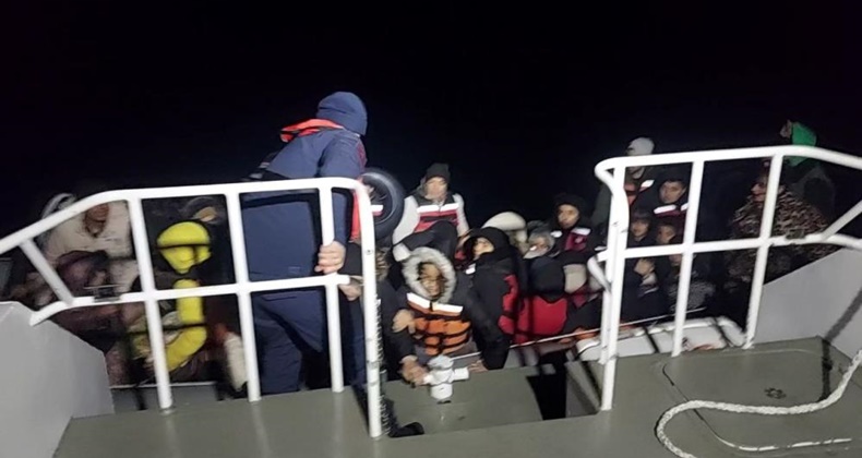 Ayvalık’ta 68 göçmen yakalandı