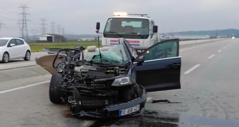 Kamyonete çarpan otomobildeki yolcu hayatını kaybetti