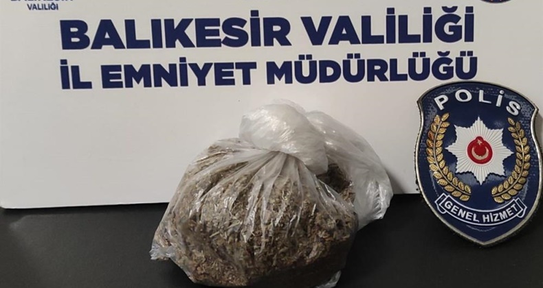 Araç içinden uyuşturucu maddeyi atarken yakalandı