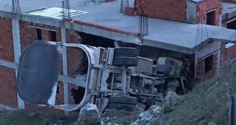 Kontrolden çıkan kamyon şarampole yuvarlandı: 2 ölü