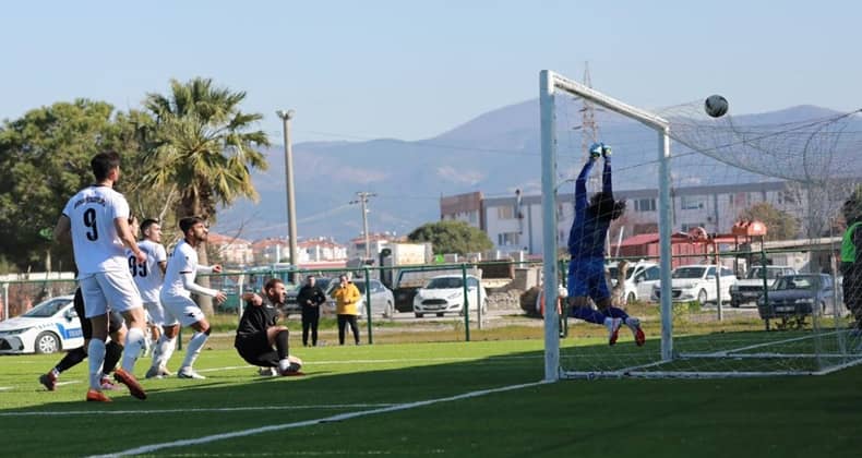 Burhaniye Belediyespor derbiden 4-2 galip ayrıldı