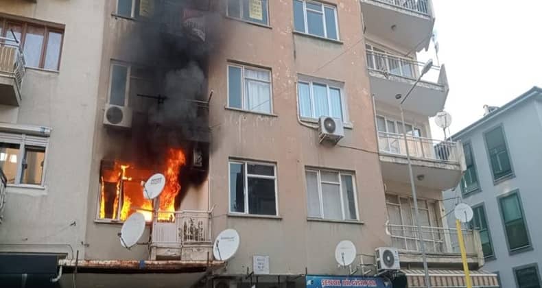 İzmir’de ev yangını 3 kişi dumandan etkilendi