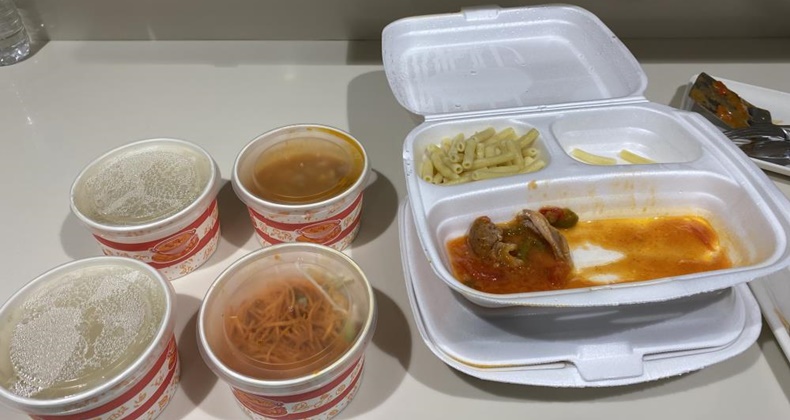 “Plastikler yemeğe geçiyor, biz de afiyetle yiyoruz”