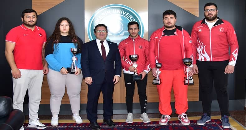 Şampiyonlar Rektör Oğurlu’yu ziyaret etti