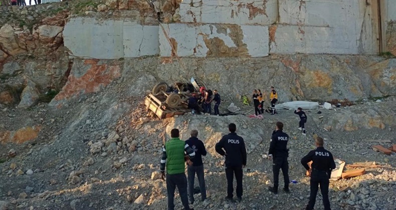 Traktör 20 metrelik şarampole yuvarlandı, sürücüsü öldü