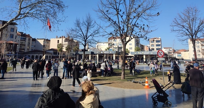 Güneşi gören kendini sokağa attı