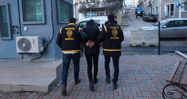 Araç içinden banka kartı çalan hırsız yakalandı