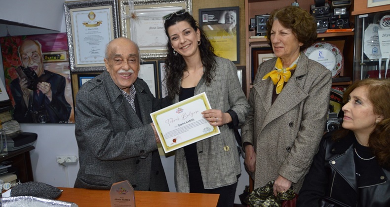 Genç sanatçı ilk ödülünü aldı