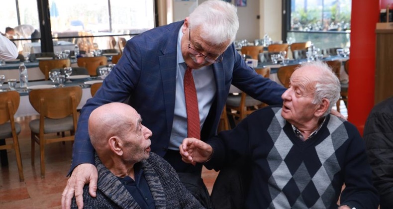 Başkan Deveciler huzurevindeki vatandaşları yalnız bırakmadı