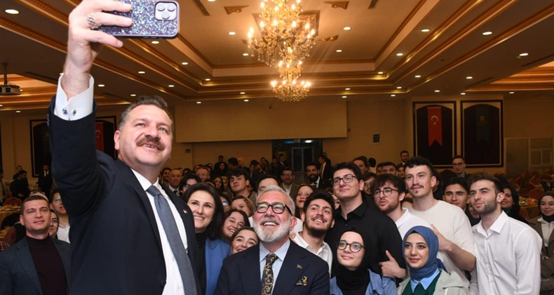 Yenişehirlioğlu ‘Türkiye Yüzyılı Söyleşisi’nde gençlerle buluştu
