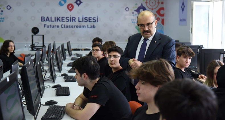 Vali İsmail Ustaoğlu Balıkesir Lisesi’nde