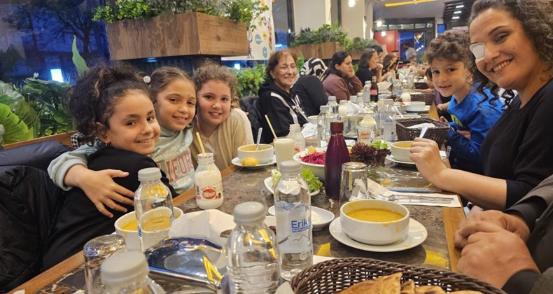 Minik öğrenciler görgü kurallarını iftar sofrasında öğreniyor