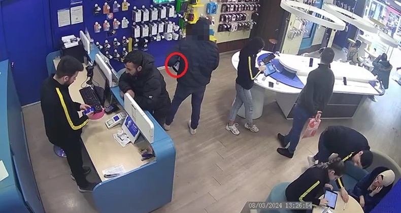 Kulaklığı inceledi, cebine koyup iş yerinden ayrıldı