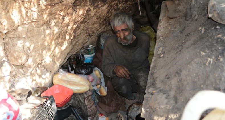 BALIKESİR'İN MAĞARADA YAŞAYAN 'İSKENDER AGA'SI VEFAT ETTİ FRANSIZCA VE İNGİLİZCE BİLDİĞİ, KOLEJ MEZUNU OLDUĞU DİLE GETİRİLEN İSKENDER GÜNDÜZ, SON 50 YILINI GEÇİRDİĞİ DAĞDA HAYATINI KAYBETTİ